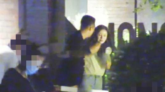 莫叔爆料阿七老婆视频,阿七老婆视频事件引发热议 第2张 莫叔爆料阿七老婆视频,阿七老婆视频事件引发热议 第2张